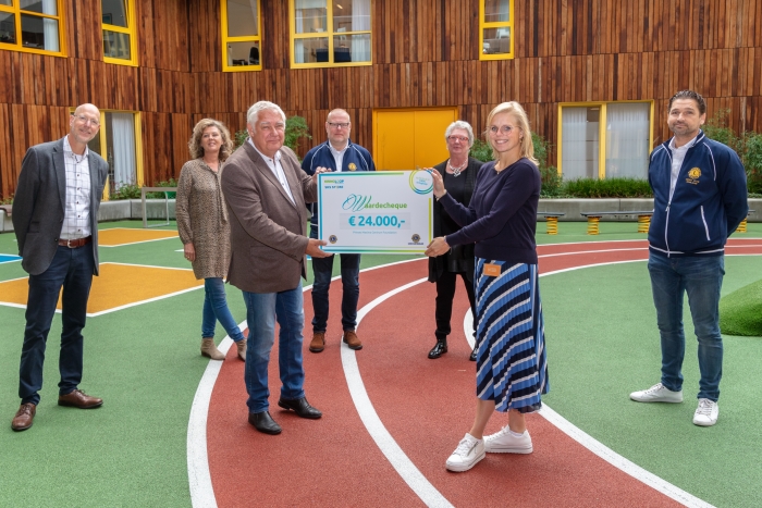 24 mille voor Prinses Maxima Centrum. Bert de Wilde reikt de cheque uit