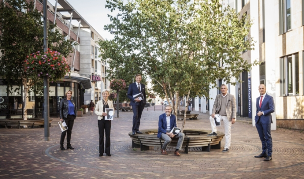 De burgemeesters met de
ondertekende overeenkomsten in de hand. V.l.n.r. Petra Doornenbal (Renswoude), Iris Meerts (Wijk
bij Durstede), Gert-Jan Kats (Veenendaal), Hans van der Pas (Rhenen), Frits Naafs (Utrechtse
Heuvelrug) en Marc Janssen (Meld Misdaad Anoniem).