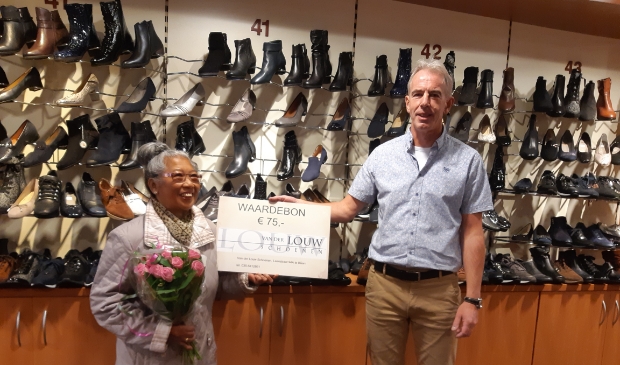 <p>Jacques van der Louw overhandigt de prijs aan mevrouw Breunesse.</p>