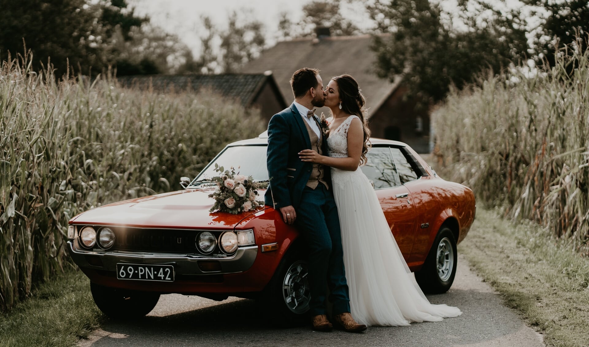 Driekus Steenbeek trouwde op11 september met Marilyn van Vulpen. De Toyota was uiteraard van de partij.