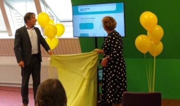 <p>Wethouder Ro van Doesburg en Ankie Kesseler, directeur-bestuurder van de Bibliotheek AanZet, onthullen Het Informatiepunt Gorinchem.</p>