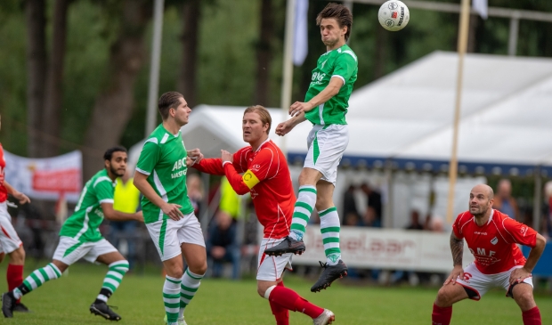 <p>Een eerdere editie van Hees-VVZ'49. De lokale derby staat voor komend seizoen weer op de voetbalagenda. SEC en 't Vliegdorp gaan het ook weer tegen elkaar opnemen.</p>