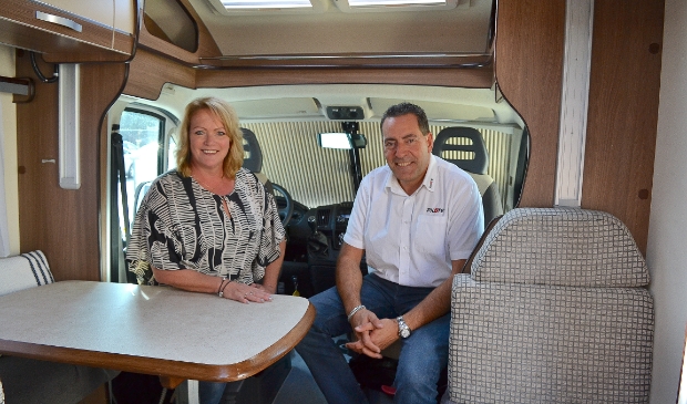 <p>Colinda en Alex Comodini organiseren de Como-Campers-campershow.</p>