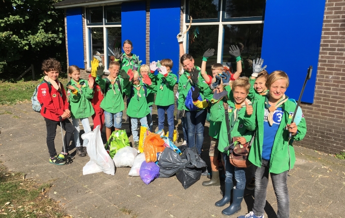 De welpen met de opbrengst van World Cleanup Day
