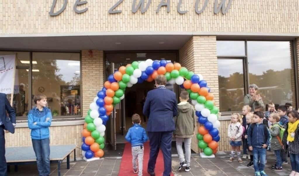 Burgemeester Gert- Jan Kats mag samen met twee kinderen als eerste het nieuwe gebouw betreden.