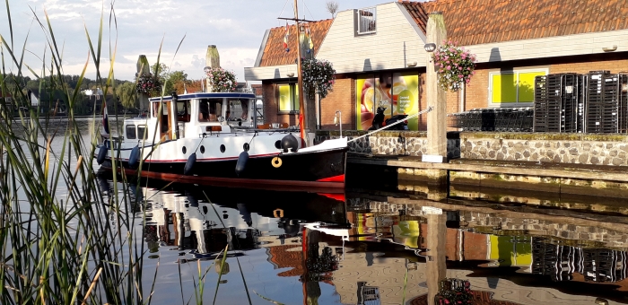 Een zeer fotogeniek bootje in het haventje in Ouderkerk aan de Amstel.