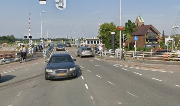 <p>Het werk aan de vervanging van de brug ligt al lange tijd stil.</p>