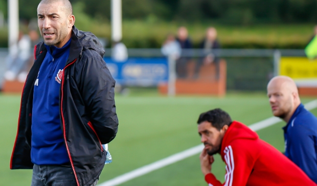 <p>FC Jeugd met de staf Mohammed Mouhouti, Mo Hamdoui en Melis Versteeg (zittend blauw) heeft zaken goed voor elkaar.</p>