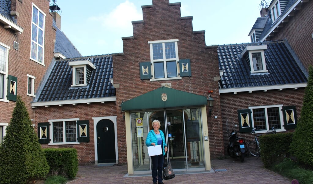 Nel van Dorp bracht eind mei handtekeningen tegen de bestemmingsplanwijziging 'Koningin Julianaplein' naar het gemeentehuis. Vervolgens stapten de bewoners naar de Raad van State.