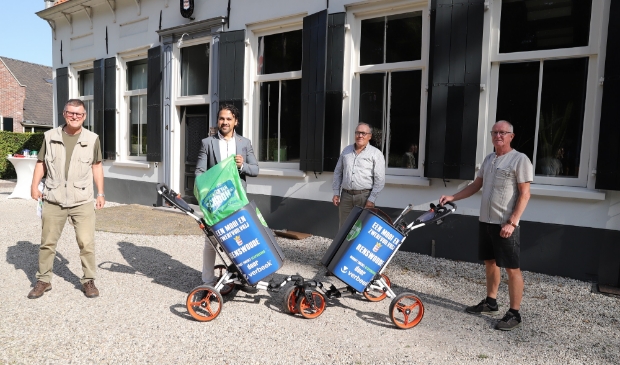 <p>Wethouder Sander van ’t Foort (tweede van links) introduceert de twee zwerfafvalkarren.</p>