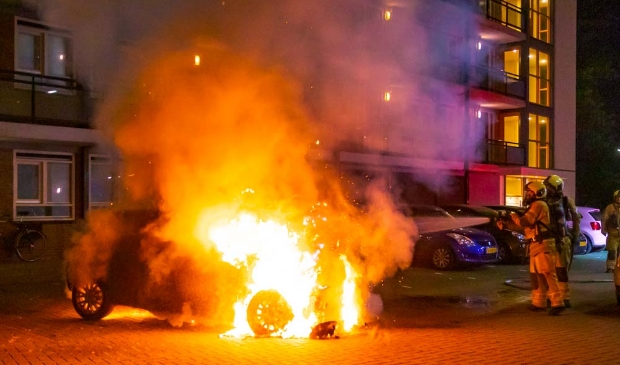<p>De brandweer kon de auto niet redden.</p>