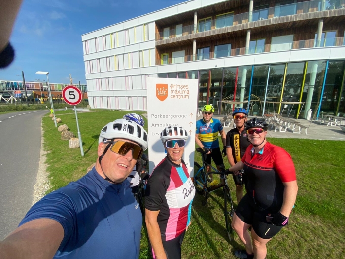Bunniks Ride fietsers bij het Prinses Maxima Centrum