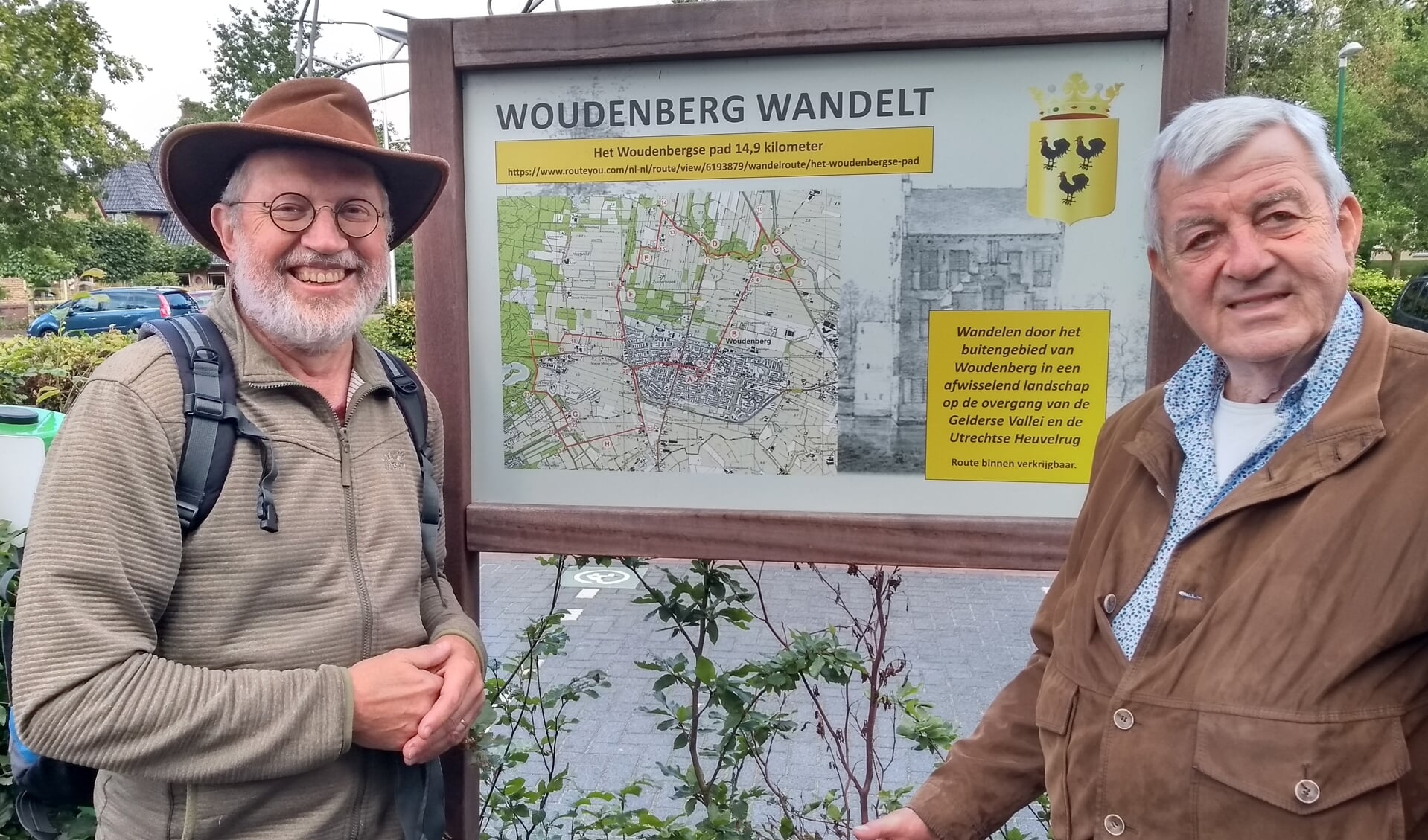 Job van der Mijl en Ody Honders bij het eerste 'wandelpaneel', bij het Cultuurhuis in Woudenberg. De wandeling kan beginnen.