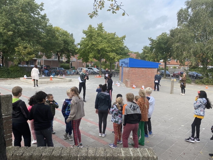 De kinderen van de Pioniers doen een ren- en vragenspel ter afsluiting van een project.