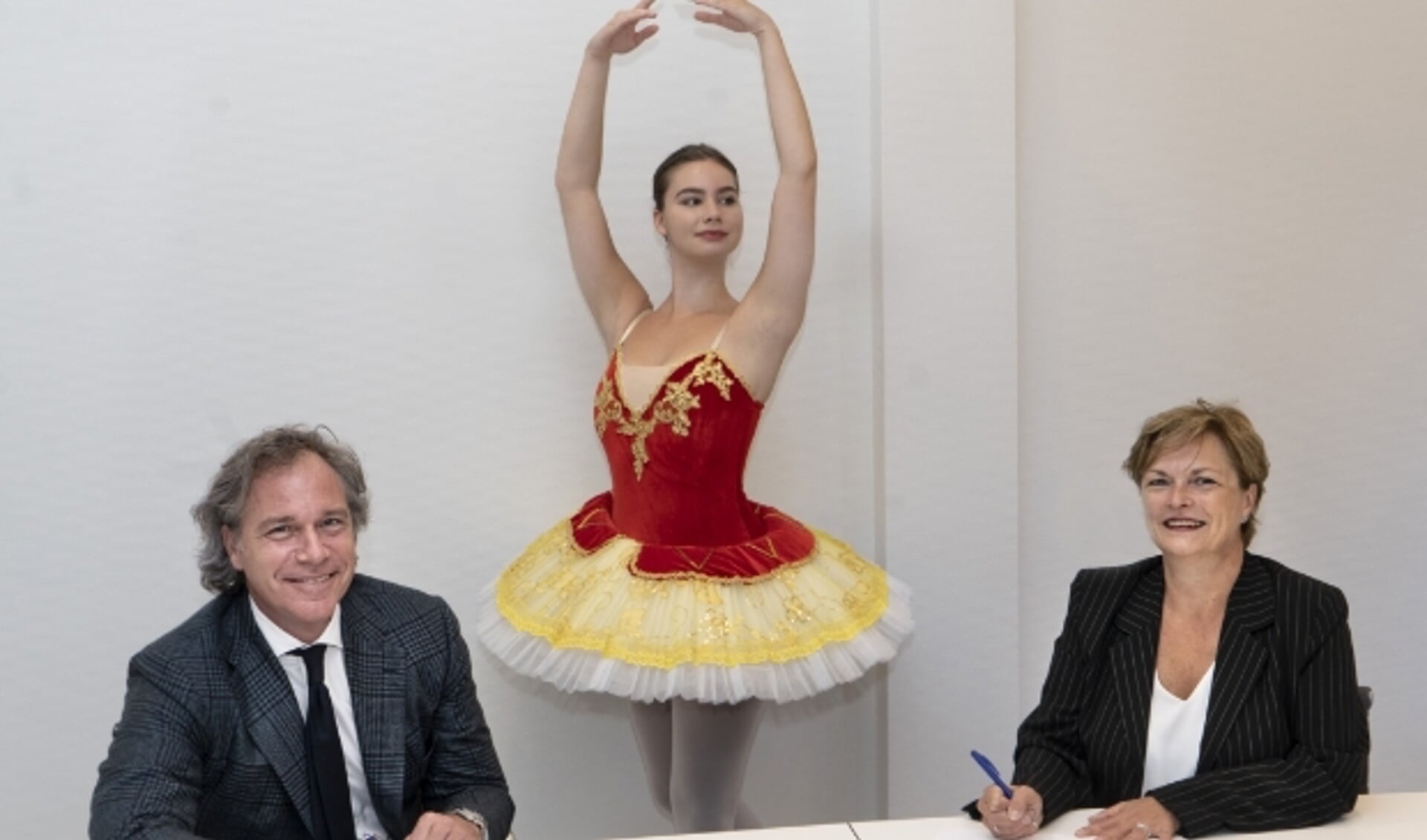 Ondertekening van het sponsorcontract door Frans Aartsen en Bernice Zwijnenburg en balletlerares Iris Koelewijn. 