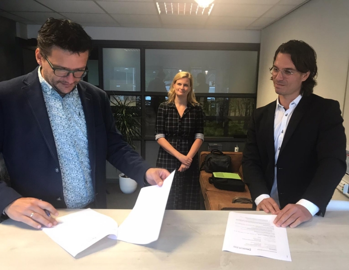 Het ondertekenen van de aannemersovereenkomst