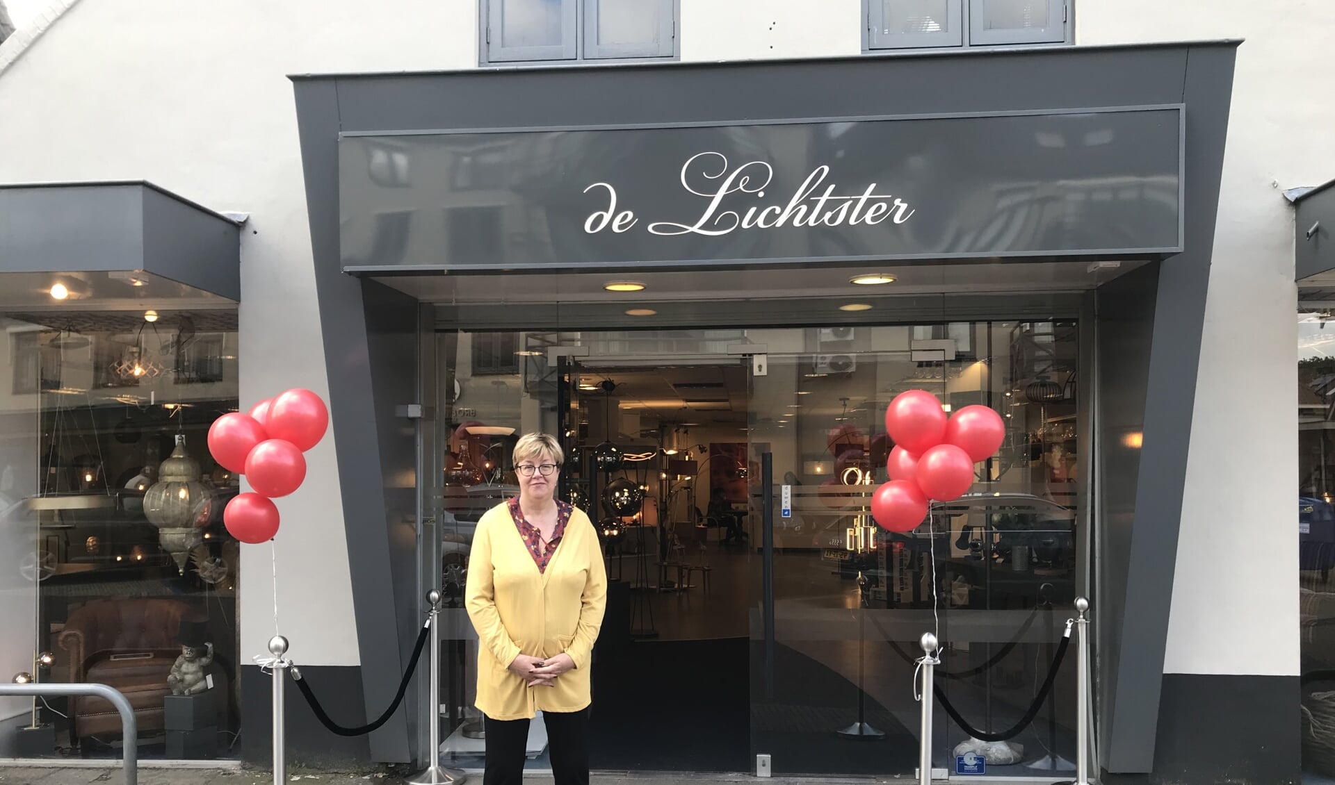 Karin Kubiak voor haar nieuwe winkel De Lichtster aan de Dorpsstraat 83.