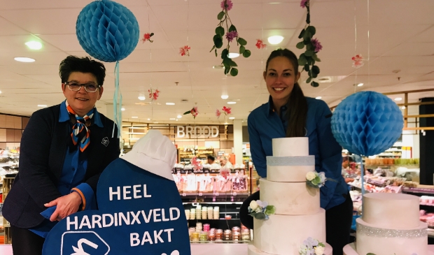 Chrissy Beukers-Beckerman (Medewerker Verkoopafhandeling) en Marjorie Roverts (Teamleider Verkoopklaar) van de AH in het winkelcentrum.
