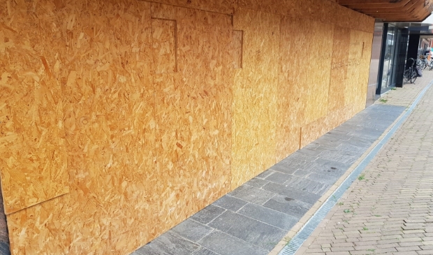<p>Wethouder Piet Vat en voorzitter OVK Eddy Hoogendoorn starten zaterdag om 11 uur het Kerkbuurt Estafette Schilderij. </p><p><br></p>