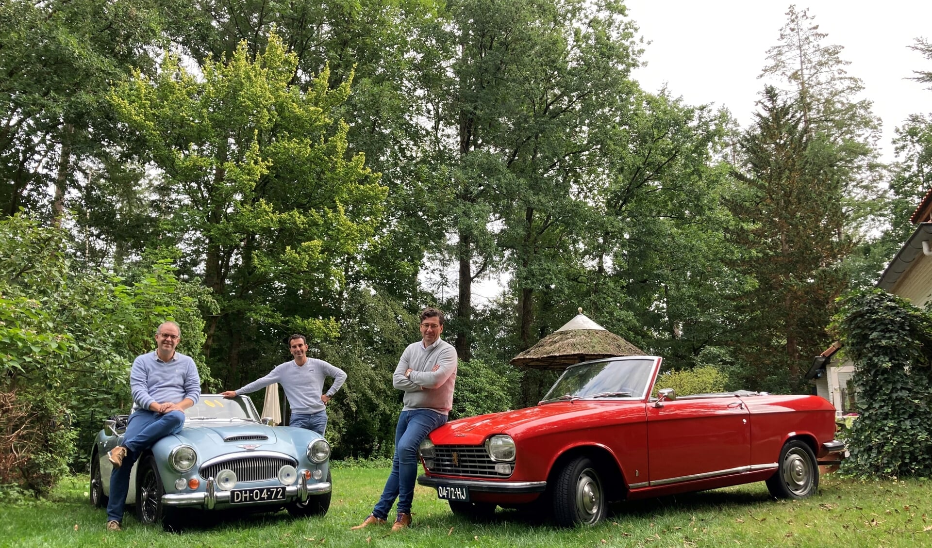 Jan-Carel Redelé, Roderik van Asdonk en Ernst Brunner (Jos Wetters niet in beeld) verwelkomen liefhebbers van klassieke auto’s om ook deel te nemen aan de rally.