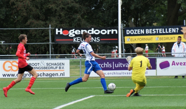 <p>“Man of the match” Jordy de Jong onderweg naar vijandelijk doel</p>