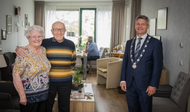 Het briljanten bruidspaar Willemse-Rooze samen met burgemeester Dirk Heijkoop.