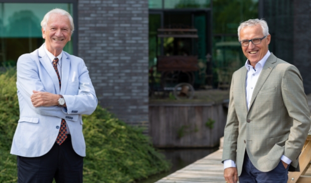 <p>Alphons Böggemann en zijn opvolger Rob van den Helder</p>
