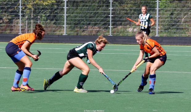 <p>Julia van Harten (midden) in actie.</p>