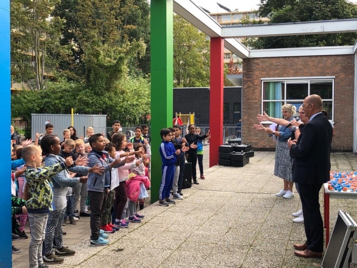 Wethouder Vat overhandigt themacertificaat aan directeur Obs De Wilgen