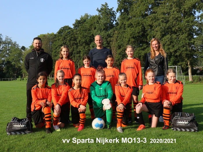 Geenen (achterste rij in het midden) wenste de meiden een gezellig, sportief en succesvol seizoen toe.
