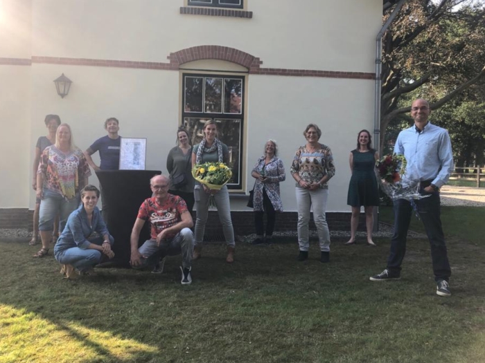 Jayda CC op de foto na uitreiking ISO-certificaat