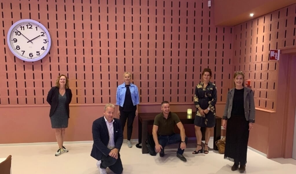 Docenten van Rijn IJssel poseren met D66-lijsttrekker Sigrid Kaag (lichtblauwe blouse).
