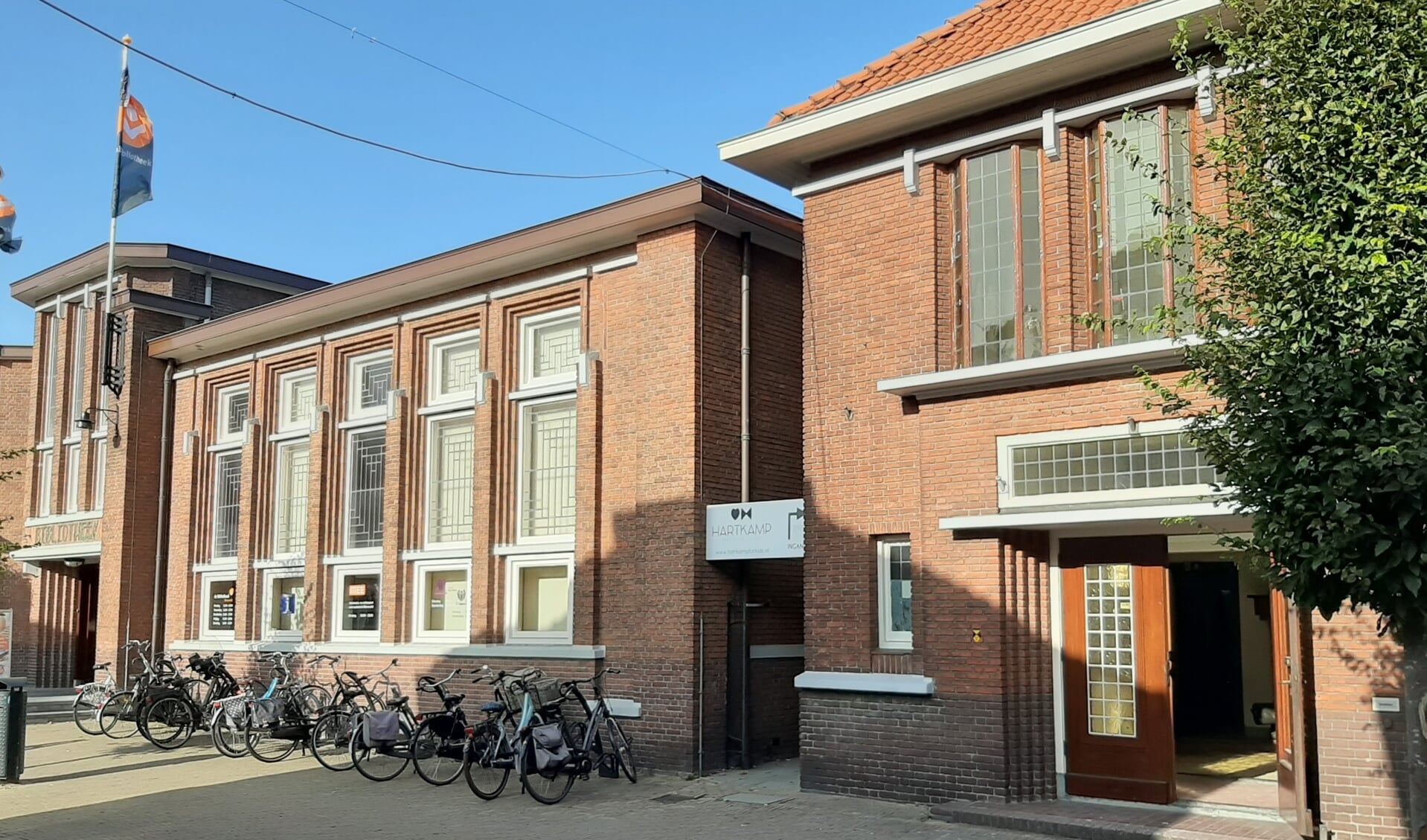 De bibliotheek aan de Nieuwstraat, met rechts de nieuwe locatie voor Ons Bedrijf.