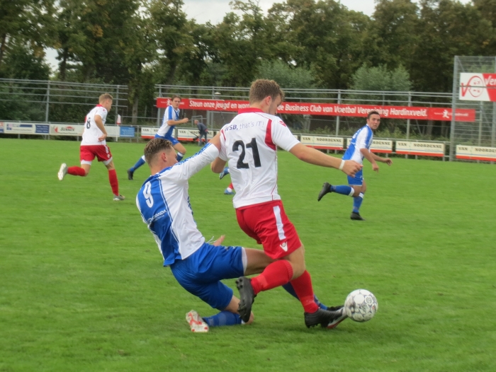 Hardinxvelder Jesper Buist (21) wordt op de huid gezeten door VVAC'er Joran Houweling
