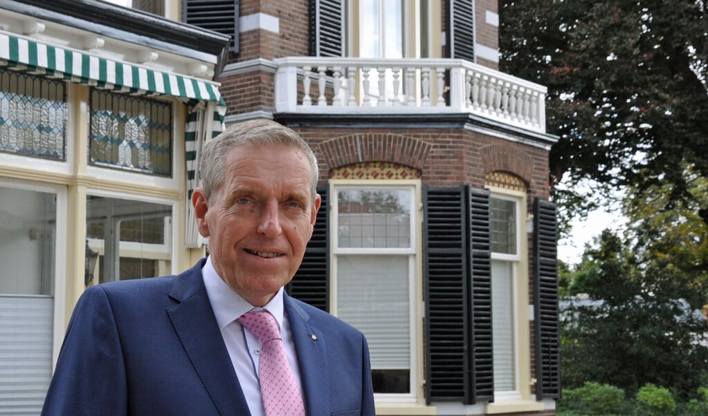 Ben Bokdam voor het notariskantoor van Jager Bokdam De Visser aan de Van Weedestraat. 