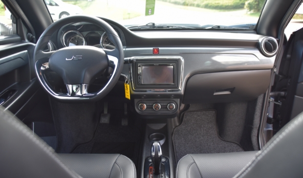 <p>Het interieur van de JS60, de SUV onder de brommobielen.</p>