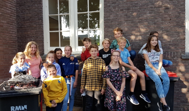 <p>Tijdens de gastles op de St. Aloysius school gaf een gastdocent uitleg waarom het inzamelen van E-waste zo belangrijk is.</p>