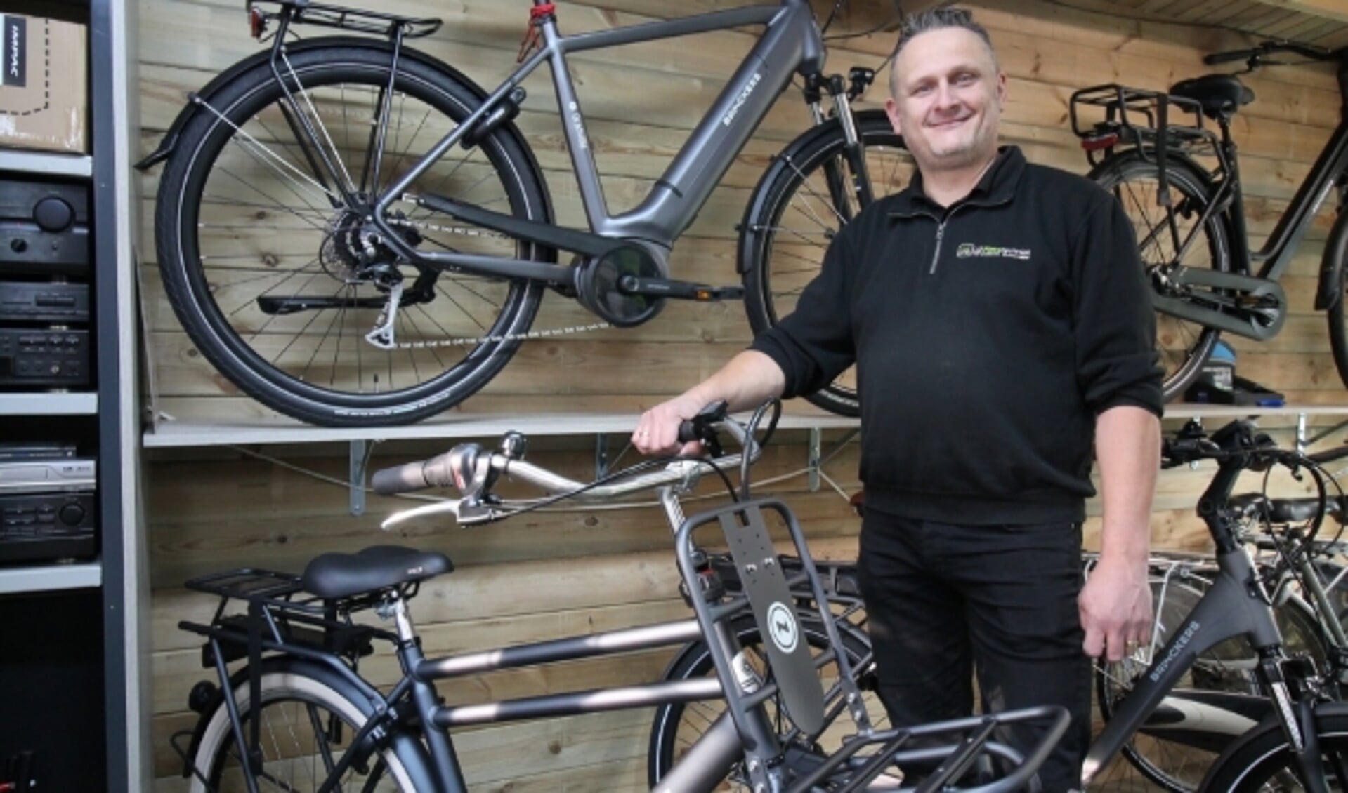 Johan van der Zijden van JZ Fietstechniek met een Brinckers. "Ik kan ook van een gewone fiets een elektrische maken." (Foto: Marco Diepeveen)