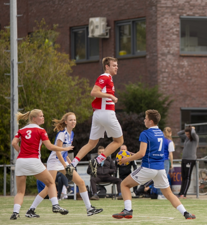 Dennis van Eijl torent boven zijn tegenstander uit.