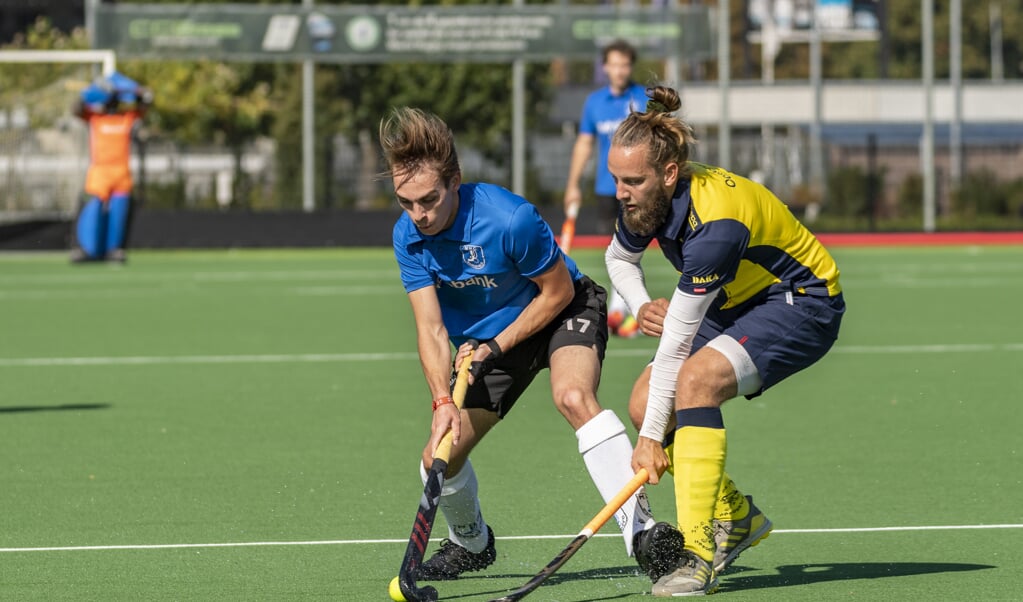 Sem Stuivenberg (links) in actie tegen De Mezen.