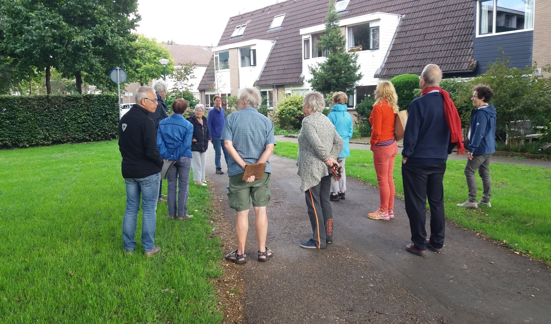 Marius Woensdregt van imkerij de Gulden Raat vertelde tijdens een wandeling door de Kromme Rijnwijk over biodiversiteit.