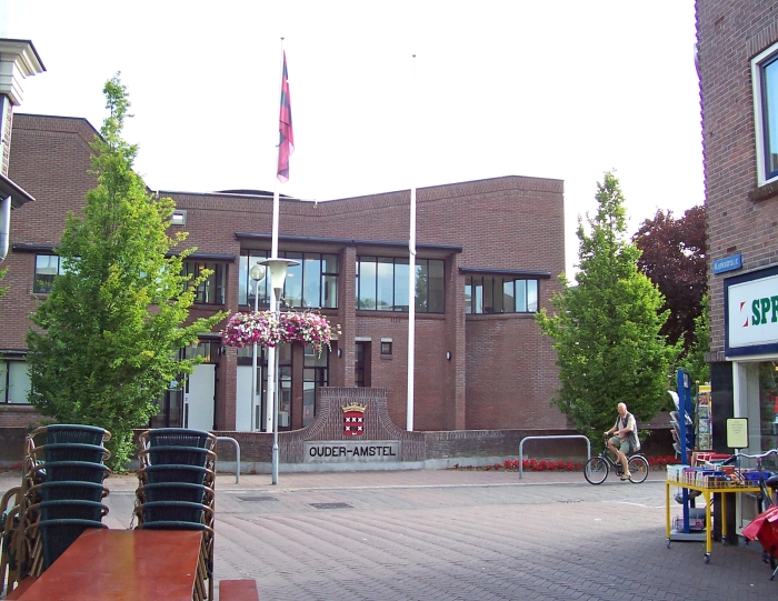 Vanuit Kerkstraat zicht op Dorpsstraat en Gemeentehuis 2008