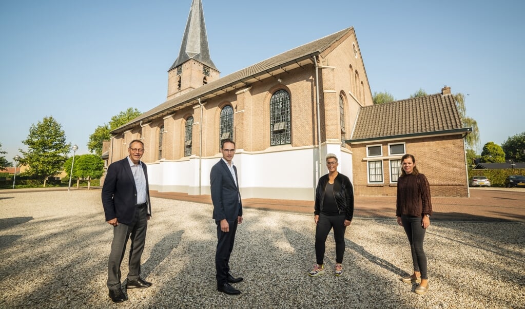Van Links naar rechts: ds. Leo Smelt, ds. Rien Teeuw, Angelien Morren (lid startweekendcommissie) en Inge van den Top (lid startweekendcommissie).