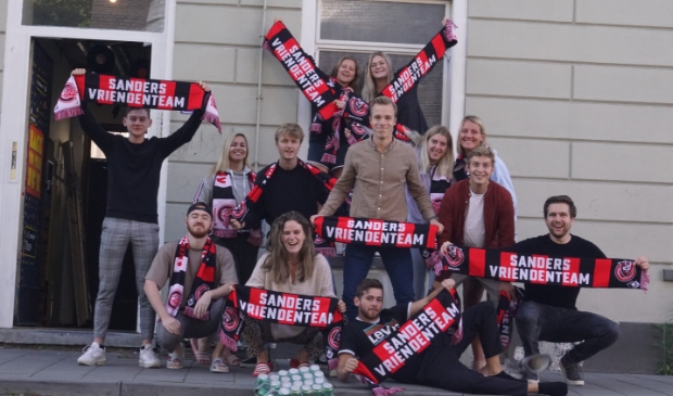 <p>Nicky (rechts achter in het raamkozijn) en haar huisgenoten werden door 3Fm-dj Sander verrast.</p>