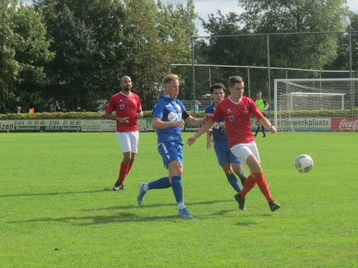 Aron Eijkelboom en Lars van der Rest in duel met DFC