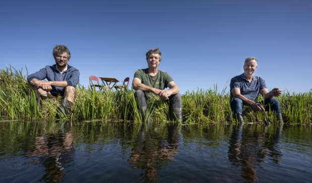 <p>Boeren met lef: Mattias Verhoef, Kees Baan en Peter Heikoop- "Als we kunnen aantonen dat biodiversiteit en landbouw te combineren zijn, dan hebben we de toekomst. (…) Als je de productie van gewassen en zuivel in evenwicht kan brengen met een goed bodemleven en de natuur, dan ben je waardevol en volhoudbaar bezig. Je moet bij dit soort dingen misschien wel honderd jaar vooruit kijken."</p>