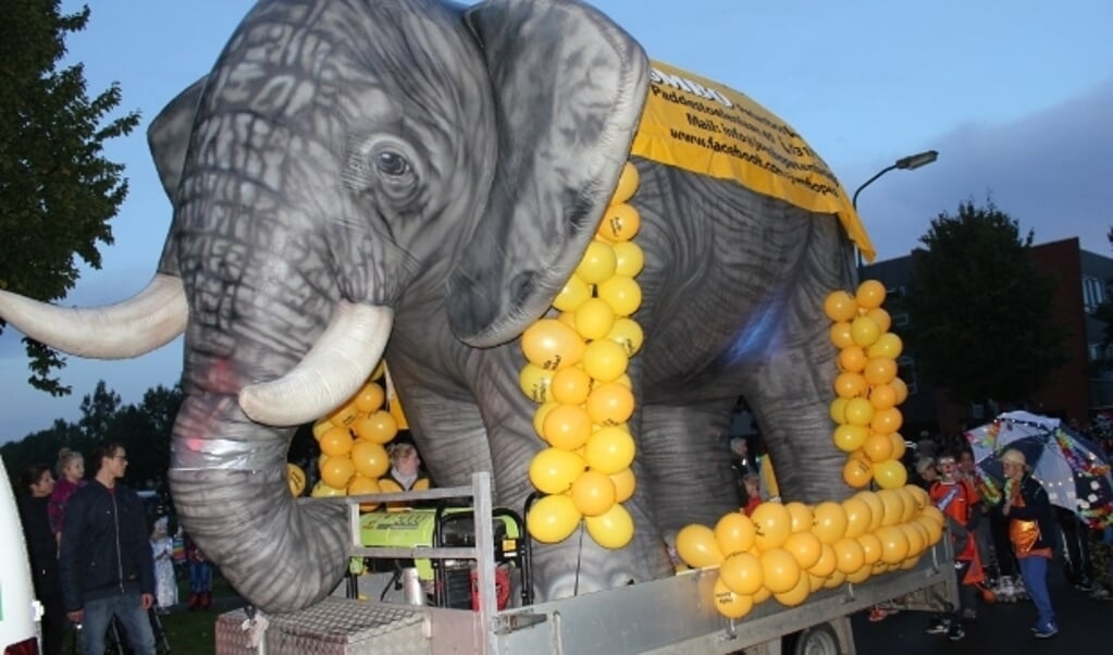 In de wijk Petenbos deelt olifant Jumbo maandag kaneelbeschuitjes uit.