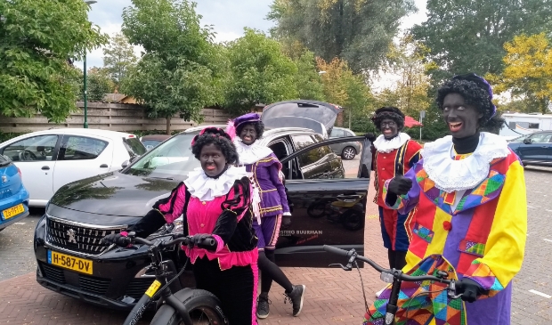 <p>Enkele Zwarte Pieten waren woensdag al even in Woudenberg.</p>