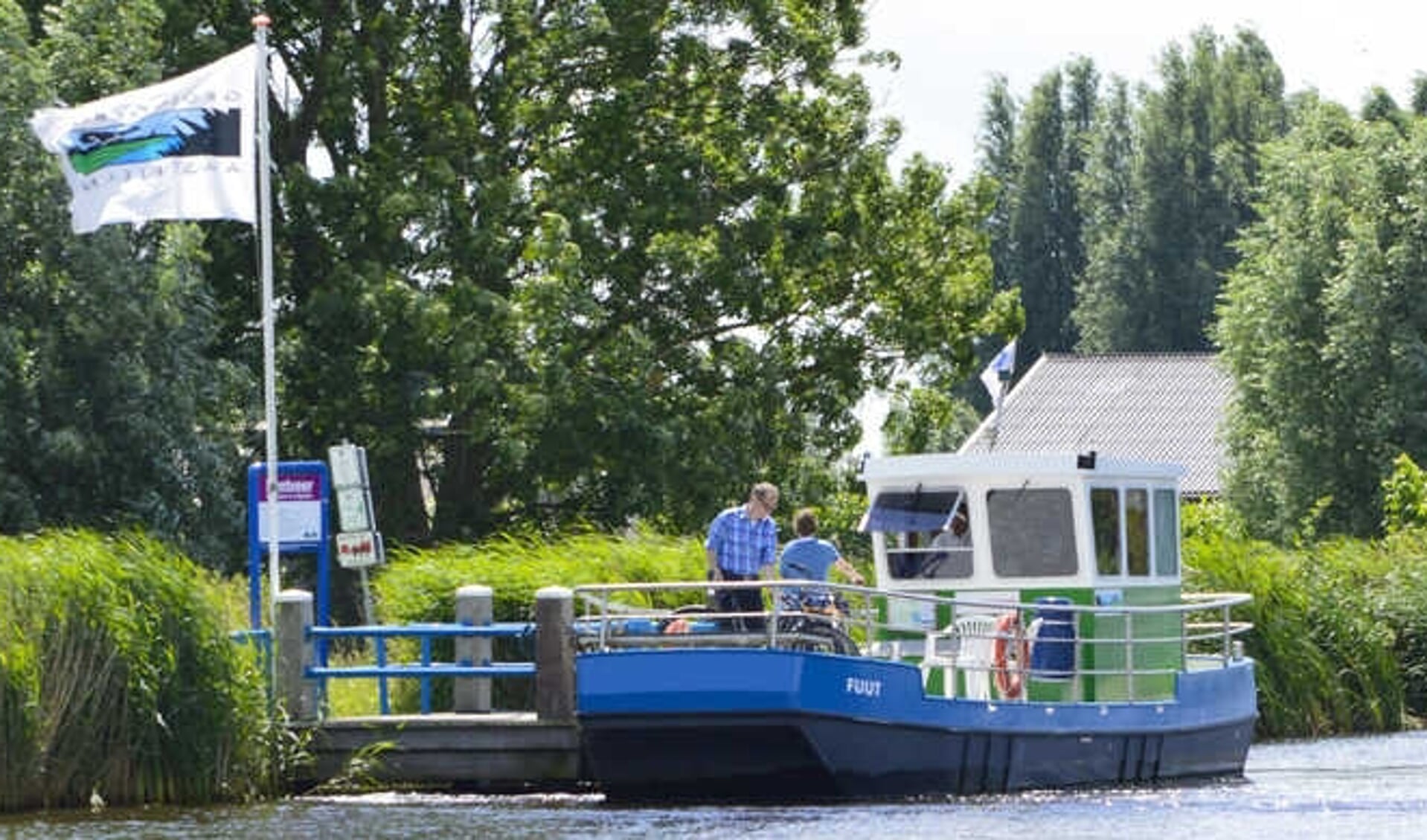 Pont de Fuut zet ter hoogte van de Nesserlaan voetgangers en fietsers over naar De Ronde Hoep. Komend weekend vaart het pontje niet