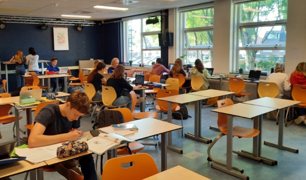 <p>Alle ramen en deuren staan al maanden open bij College de Heemlanden</p>